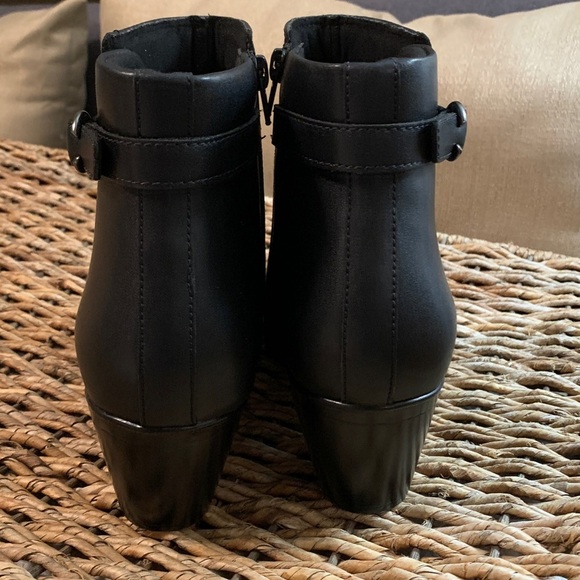 NWT Clarks leather ankle booties 10W - Picture 3 of 8